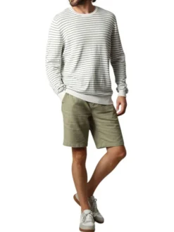 Pull fin blanc à rayures vertes sauge avec un col rond et une coupe droite