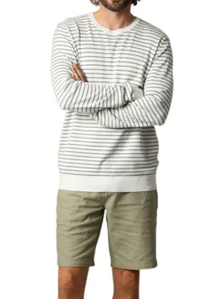Pull fin blanc à rayures vertes sauge avec un col rond et une coupe droite