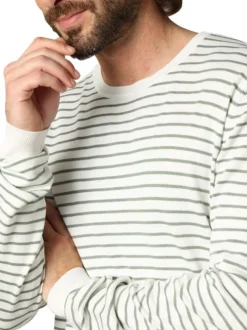 Pull fin blanc à rayures vertes sauge avec un col rond et une coupe droite