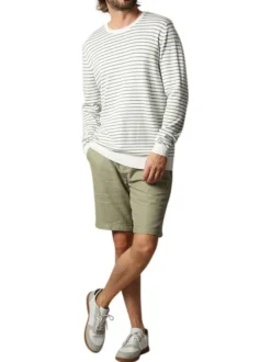 Pull fin blanc à rayures vertes sauge avec un col rond et une coupe droite