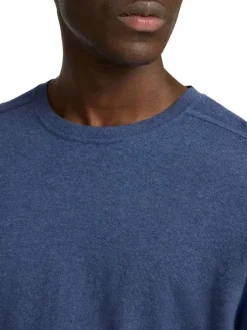 Pull fin en coton bleu indigo chiné avec une coupe droite et un col rond