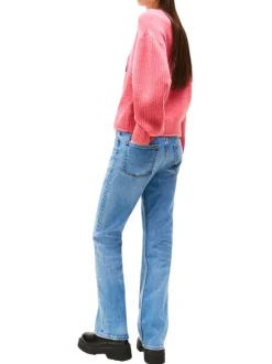 Pull framboise uni avec une coupe droite à col rond et des manches longues