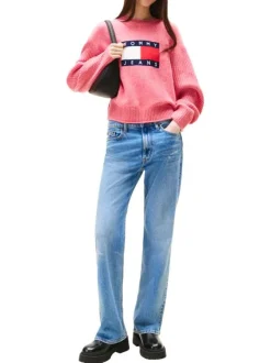 Pull framboise uni avec une coupe droite à col rond et des manches longues