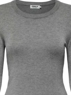 Pull gris clair uni avec une coupe droite à col rond et des boutons