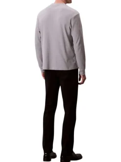 Pull gris clair uni texturé avec un petit patch brodé et à col rond
