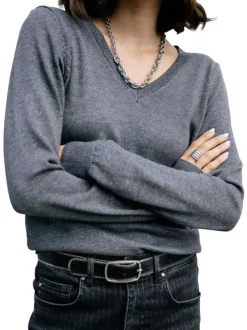Pull gris en maille fine avec une coupe droite et des manches longues