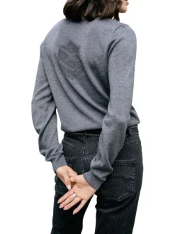 Pull gris en maille fine avec une coupe droite et des manches longues