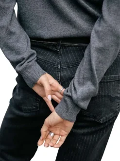 Pull gris en maille fine avec une coupe droite et des manches longues