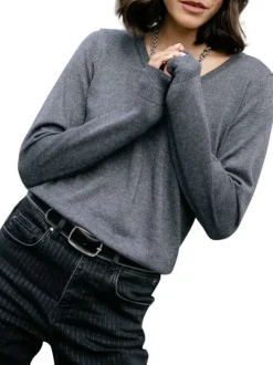 Pull gris en maille fine avec une coupe droite et des manches longues