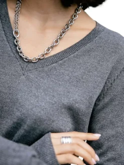 Pull gris en maille fine avec une coupe droite et des manches longues