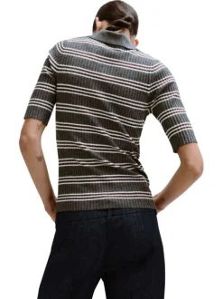 Pull gris à rayures blanches avec une coupe ajustée et un col polo