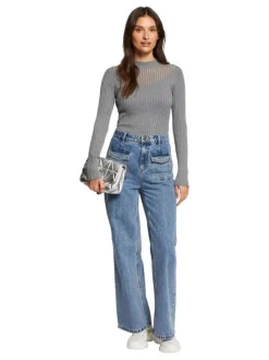Pull gris uni avec une coupe droite à col rond et des manches longues