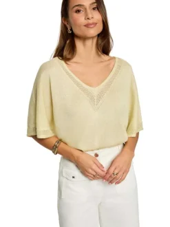 Pull jaune à coupe ample pourvu d'un col v arrondi et de manches courtes