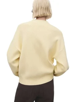 Pull jaune en maille côtelée pourvu d'un col montant et de manches longues