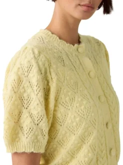 Pull jaune pourvu d'un col rond festonné et d'une fermeture boutonnée