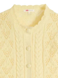 Pull jaune pourvu d'un col rond festonné et d'une fermeture boutonnée