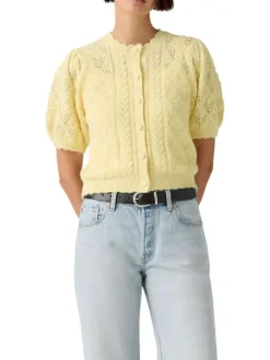 Pull jaune pourvu d'un col rond festonné et d'une fermeture boutonnée