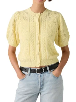 Pull jaune pourvu d'un col rond festonné et d'une fermeture boutonnée