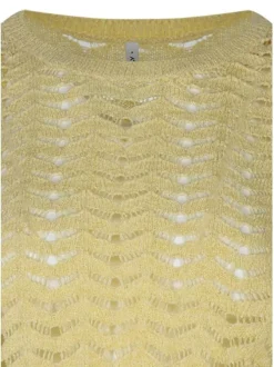 Pull jaune uni pourvu d'une coupe droite et de manches longues