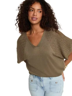 Pull kaki à coupe droite pourvu d'un col v et de manches courtes