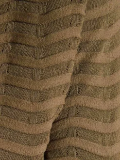 Pull kaki à coupe droite pourvu d'un col v et de manches courtes