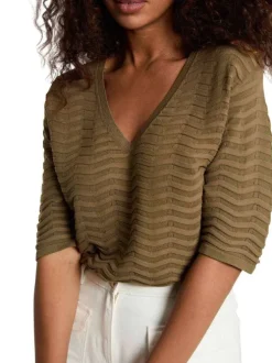 Pull kaki à coupe droite pourvu d'un col v et de manches courtes