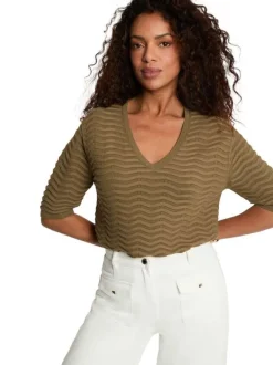 Pull kaki à coupe droite pourvu d'un col v et de manches courtes