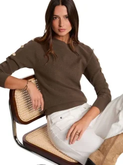 Pull kaki en maille fine avec un col bateau et des boutons décoratifs dorés