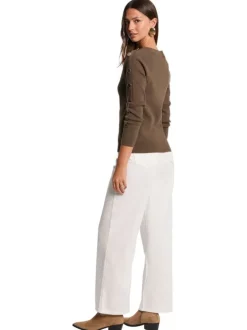 Pull kaki en maille fine avec un col bateau et des boutons décoratifs dorés