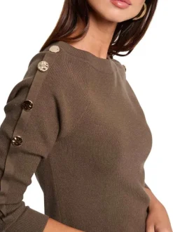 Pull kaki en maille fine avec un col bateau et des boutons décoratifs dorés
