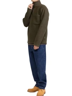 Pull kaki en maille sherpa avec une coupe droite et un col camionneur
