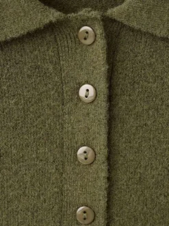 Pull kaki uni en maille fine avec une coupe droite et un col polo