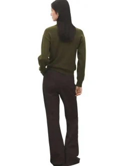 Pull kaki uni en maille fine avec une coupe droite et un col polo