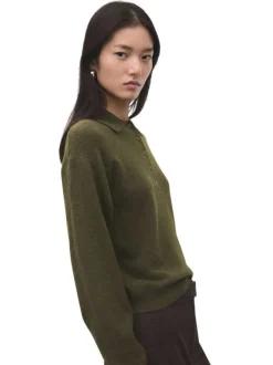 Pull kaki uni en maille fine avec une coupe droite et un col polo