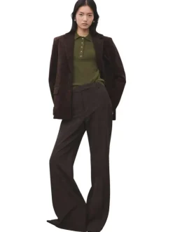 Pull kaki uni en maille fine avec une coupe droite et un col polo