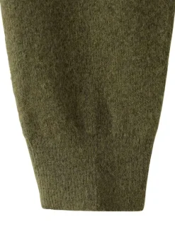Pull kaki uni en maille fine avec une coupe droite et un col polo