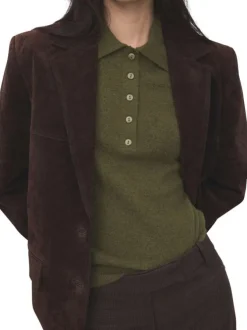 Pull kaki uni en maille fine avec une coupe droite et un col polo