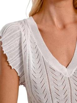 Pull manches courtes blanc en maille ajourée à coupe droite avec un col v