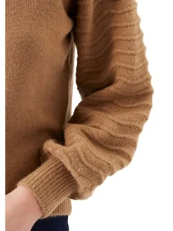 Pull à manches longues chocolat uni avec une coupe droite et un col rond