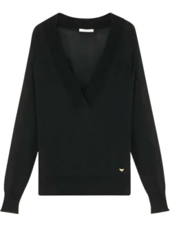 Pull manches longues noir uni avec une coupe droite et un col v