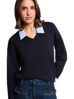 Pull marine bi-matière avec une coupe droite et des manches longues