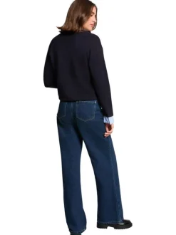 Pull marine bi-matière avec une coupe droite et des manches longues