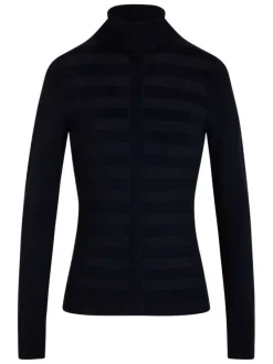 Pull marine coupe moulante avec des rayures et un col roulé