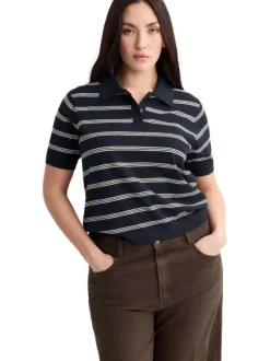Pull marine à rayures blanches avec une coupe droite et un col polo