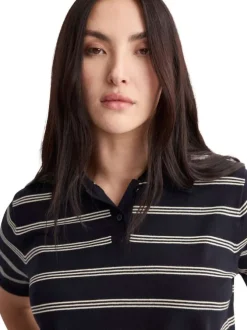 Pull marine à rayures blanches avec une coupe droite et un col polo