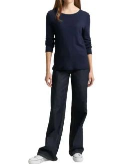 Pull marine uni avec une coupe ajustée et des manches longues