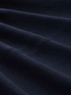 Pull marine uni avec une coupe ajustée et des manches longues