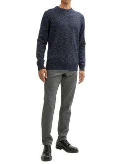 Pull marine uni avec une coupe droite, col rond et à manches longues