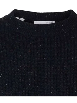 Pull marine uni avec une coupe droite et un col rond en bord côte
