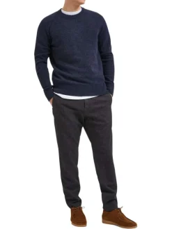 Pull marine uni avec une coupe droite et un col rond en bord côte